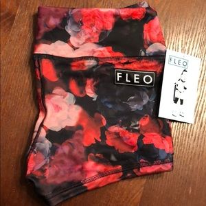 Fleo dark red roses NWT